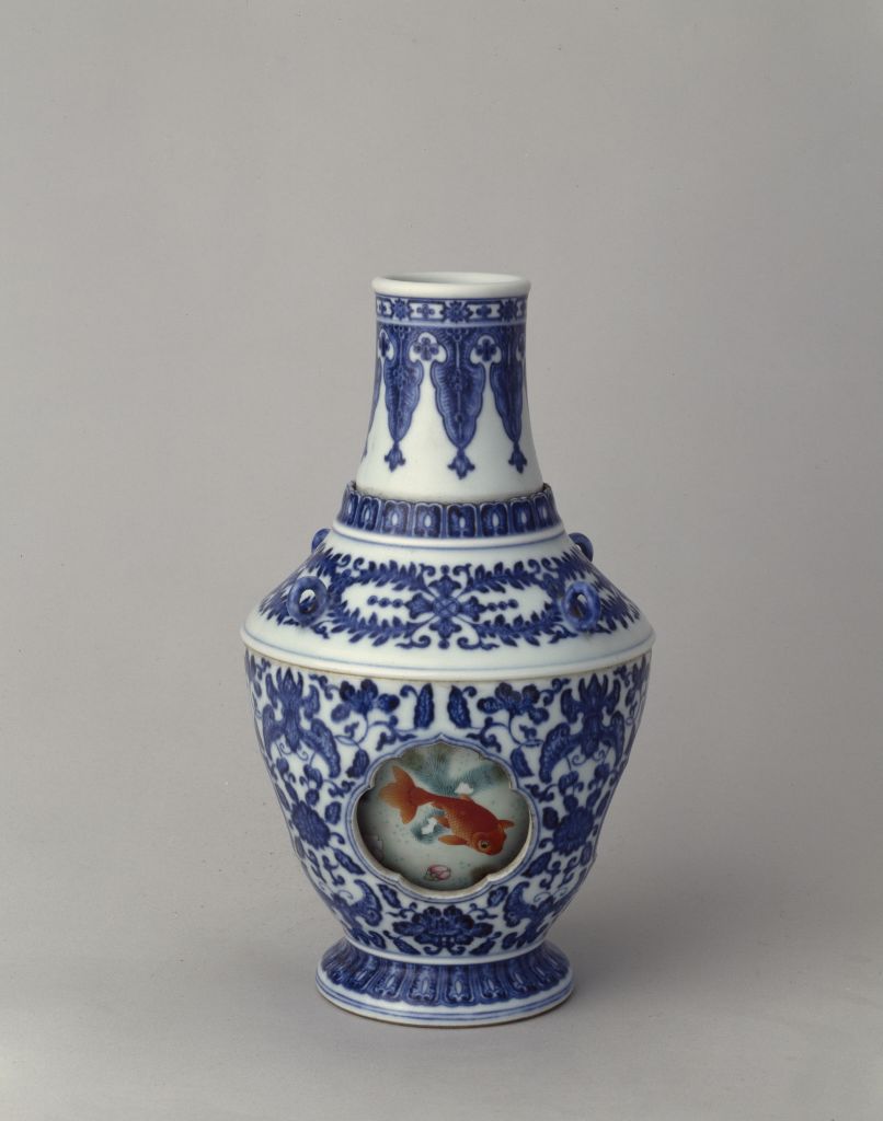 图片[1]-Blue and white pink hollowed-out fish-algae four-series revolving bottle-China Archive